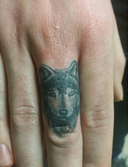 Wolf finger tattoo done by the amazing Jorge check him out on insta !  @bluzage | Finger tattoos, Finger tats, Tattoos